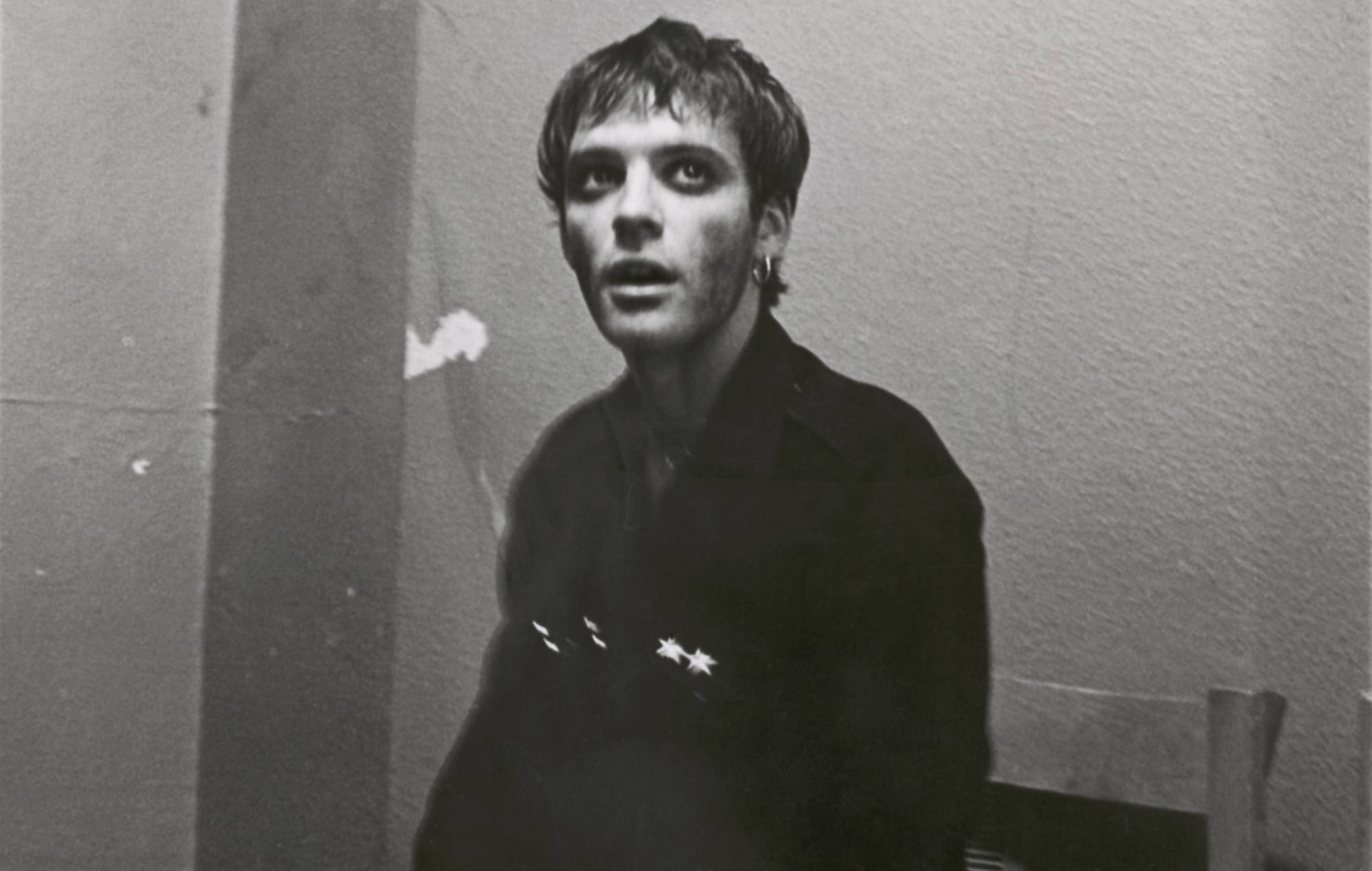 Richey Edwards of the Manic Street Preachers, backstage in Bristol, 1994 (Photo by Tristan Quinn/Gems/Redferns)